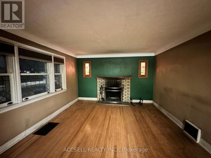 Property Photo:  58 Clegg Street South  ON K1S 0H8 