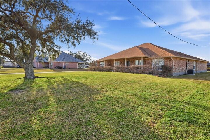 Property Photo: 510 Country Lane TX 77611