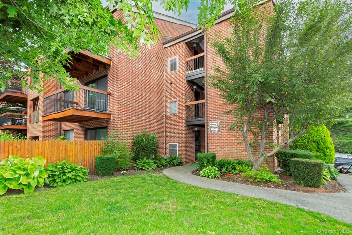 Property Photo: 37 Bronxville Glen Drive Bldg 5, Unit 1 NY 10708