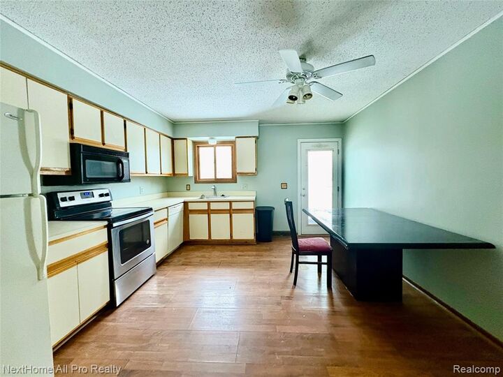 Property Photo:  38032 Hixford Place  MI 48185 3392 