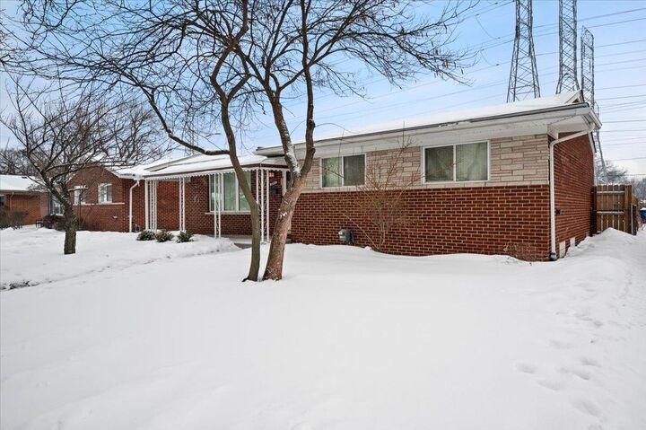 Property Photo:  31036 Palomino Drive  MI 48093-1883 