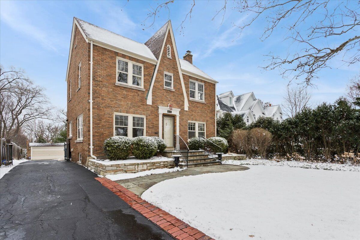 Property Photo:  435 N Garfield Avenue  IL 60521 