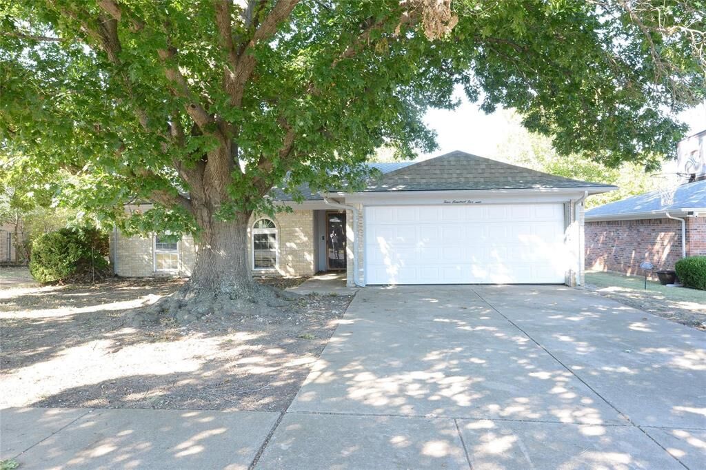 Property Photo: 405 Bryan Drive TX 76036