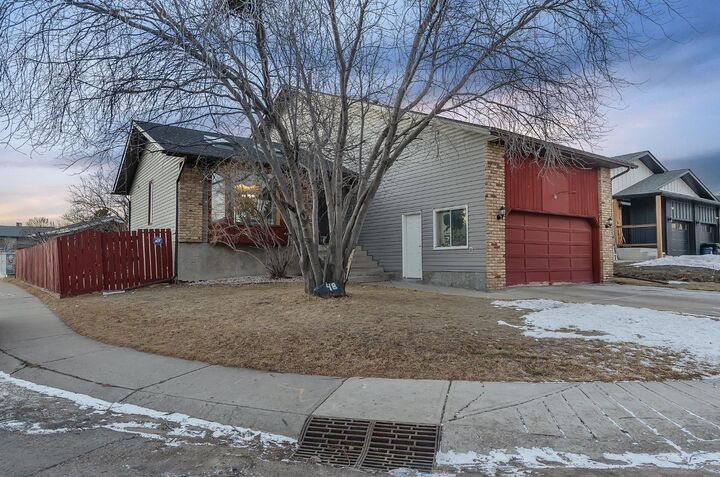 Property Photo: 48 Castleglen Court NE AB T3J 2B8