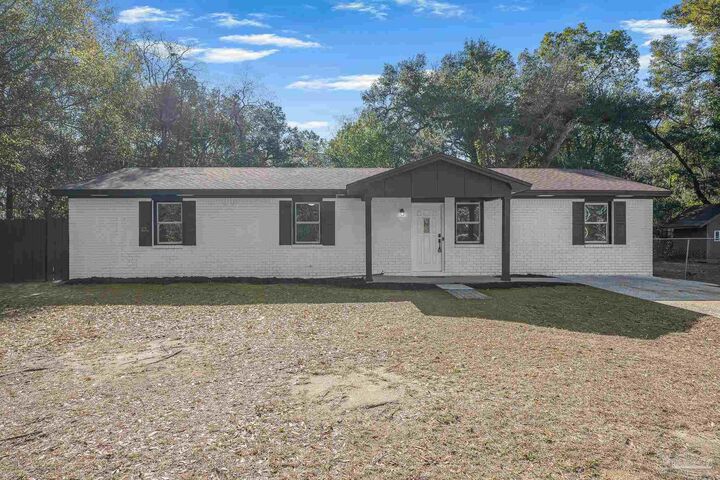 Property Photo: 1211 El Paso Cir FL 32505