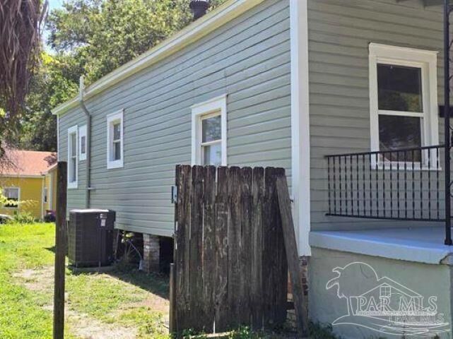 Property Photo:  510 N G St  FL 32501 