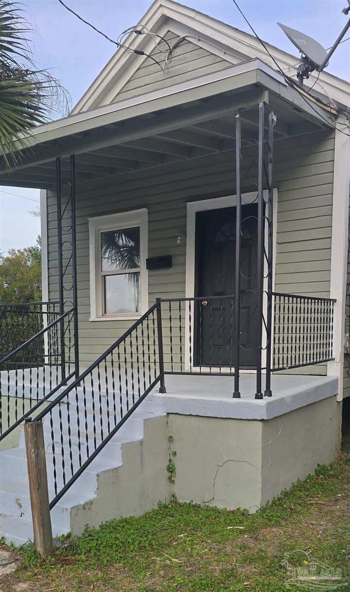 Property Photo: 510 N G St FL 32501