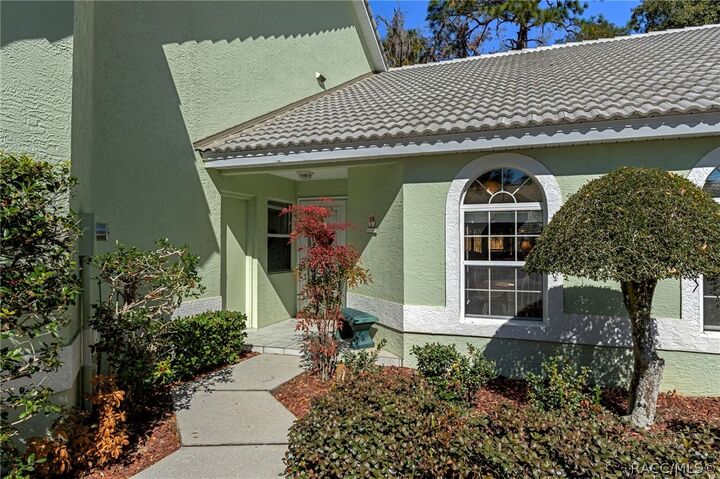 Property Photo:  827 Inverie Court  FL 34453 