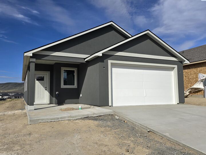 Property Photo: 3654 Nuthatch St WA 99352