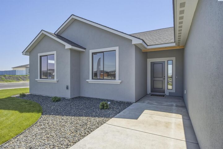 Property Photo:  2914 E Helena St  WA 99301 