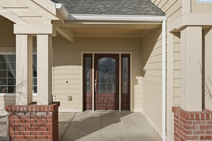Property Photo:  820 NW Palouse View Ct  WA 99163 