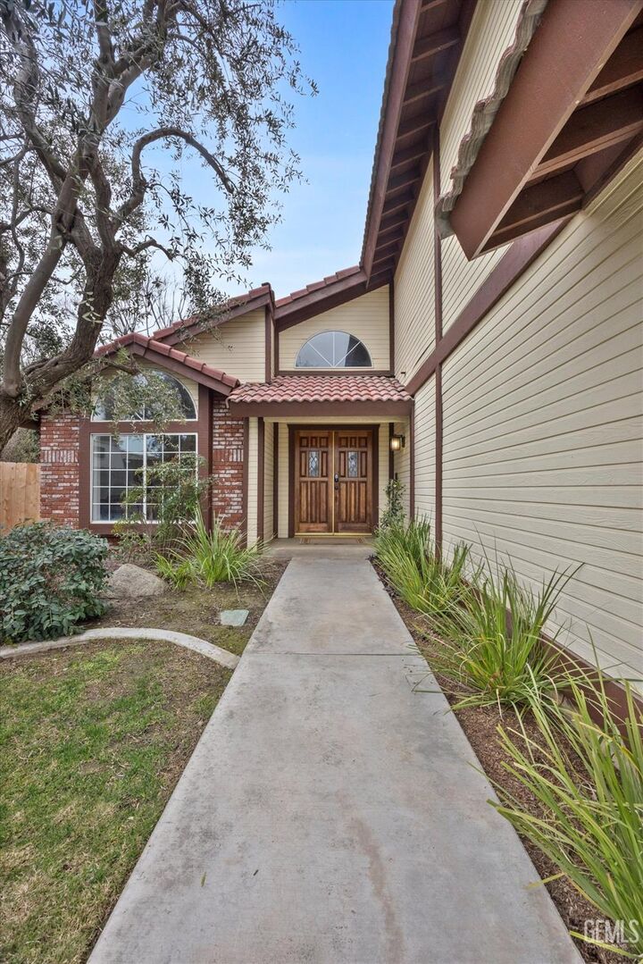 Property Photo:  601 Las Arenas Court  CA 93314 