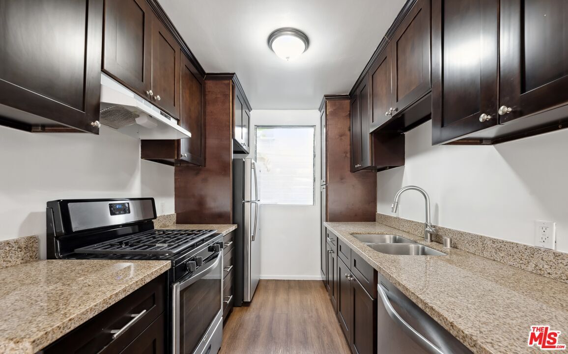 Property Photo:  633 N Hayworth Ave  CA 90048 