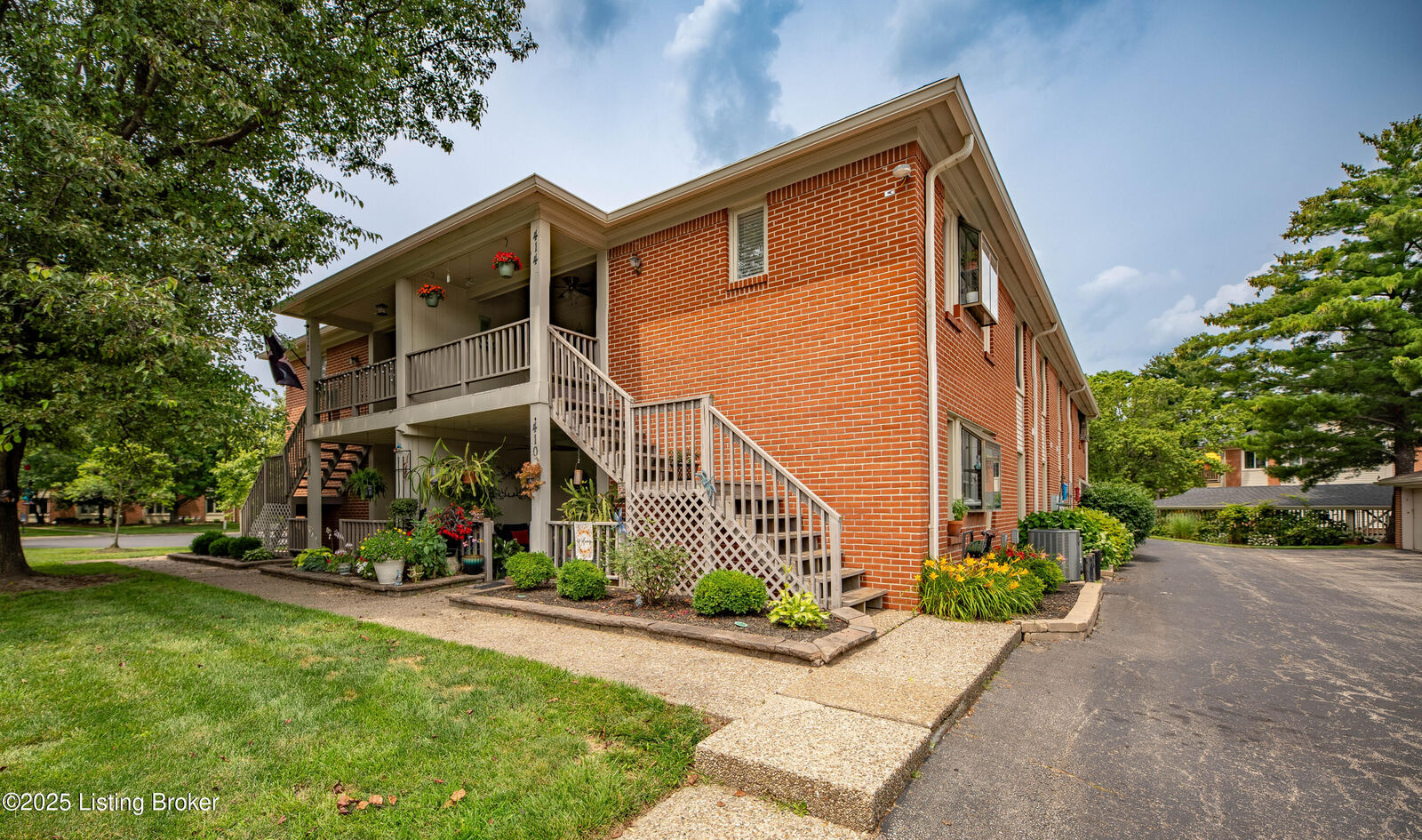 Property Photo:  414 Rosewood Ct  KY 40223 