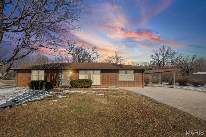 Property Photo:  722 E US Highway 40  IL 62294 