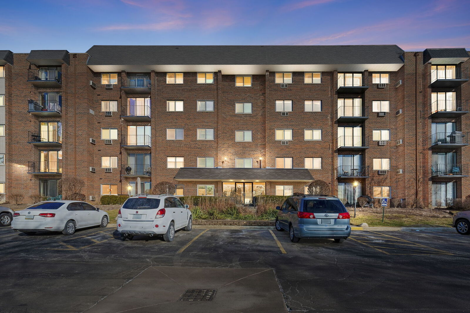 Property Photo:  4711 Saint Joseph Creek Drive 5H  IL 60532 