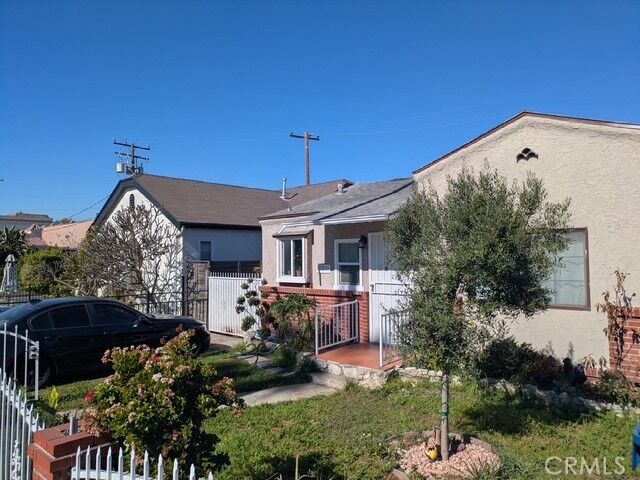 Property Photo:  543 W Olive  CA 90301 
