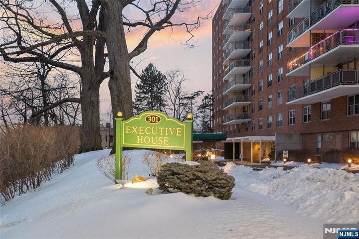 Property Photo:  301 Beech Street 2B  NJ 07601 