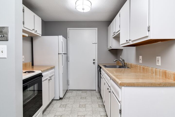 Property Photo:  23 Village Rock Ln 22  MA 01760 