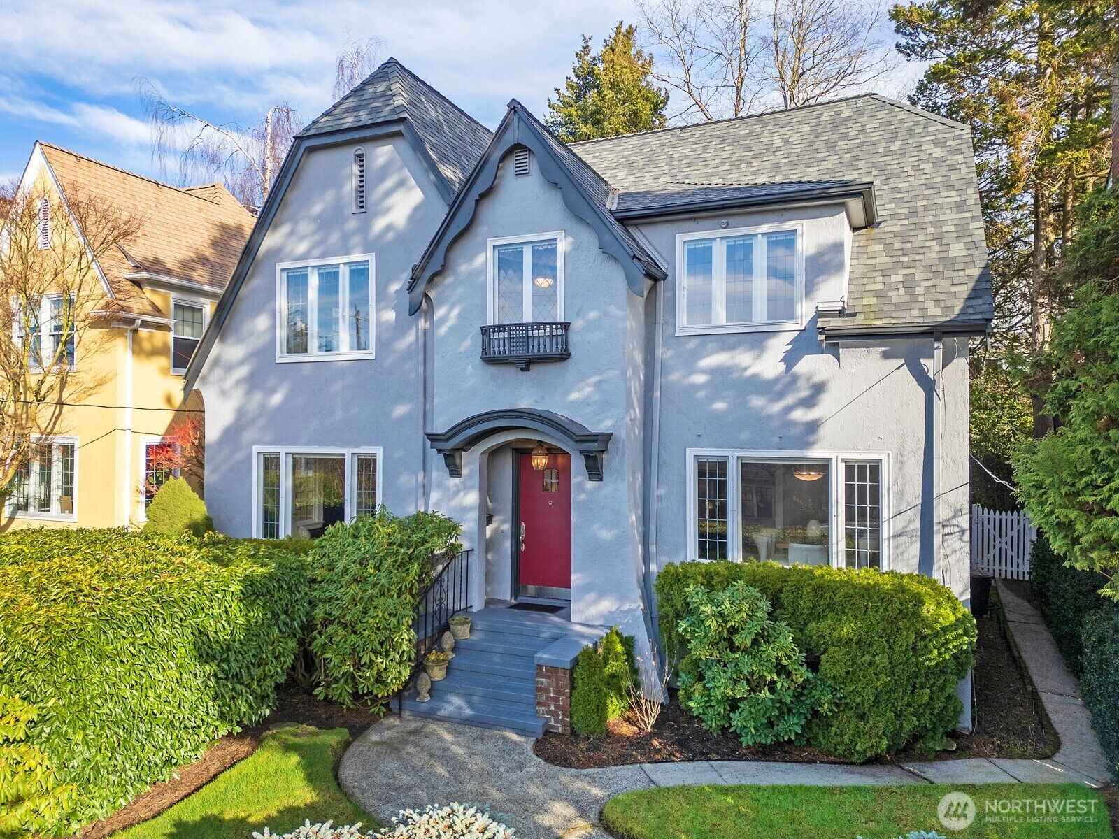 Property Photo:  1812  10th Avenue E  WA 98102 