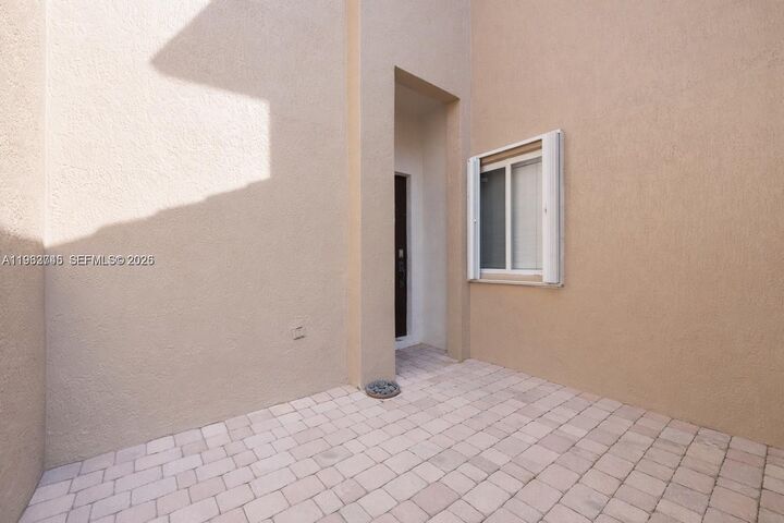 Property Photo:  2467 SE 19th St  FL 33035 