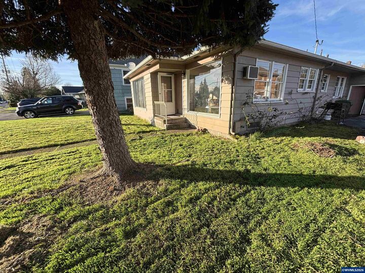 Property Photo: 1551 Market St NE OR 97301