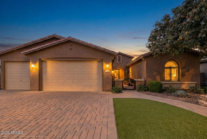 Property Photo: 782 W Honey Locust Avenue AZ 85140