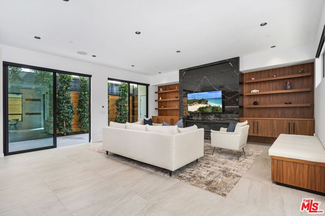 Property Photo:  212 Bay St  CA 90405 