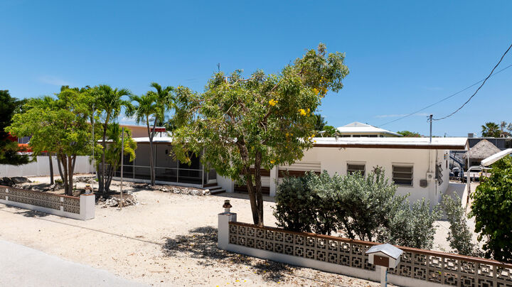 Property Photo:  214 Pueblo Street  FL 33070 