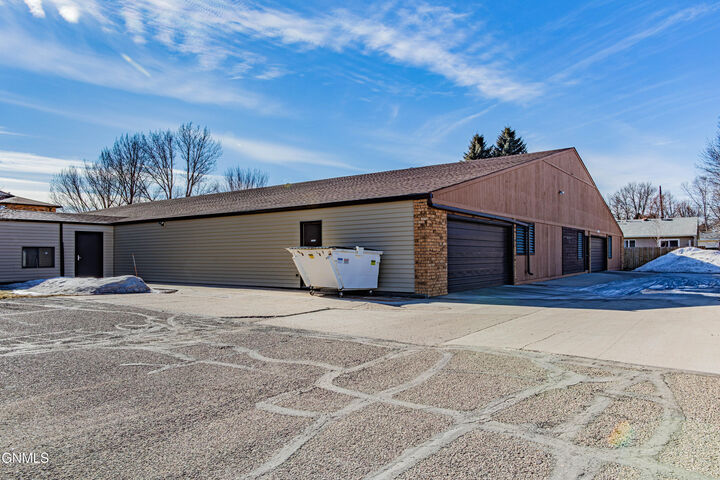 Property Photo:  2710 Gateway Avenue 1F  ND 58503 