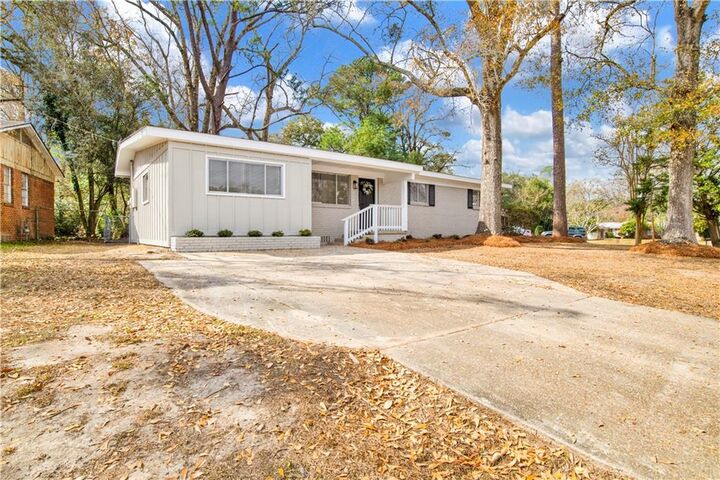 Property Photo:  1000 Belvedere Circle E  AL 36606 