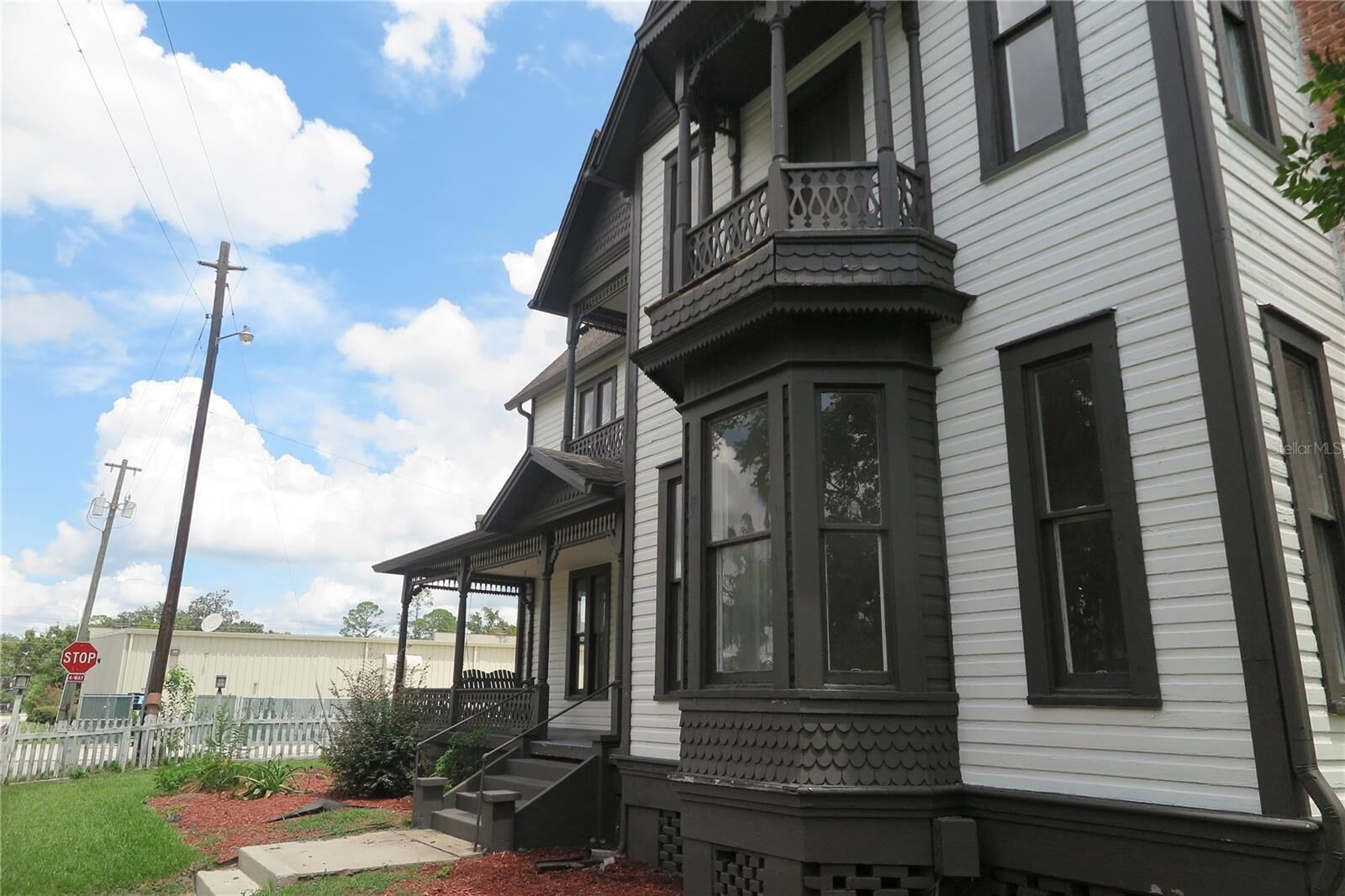 Property Photo: 105 SE 1st Avenue FL 32054