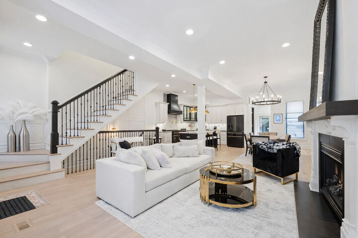 Property Photo:  515 E Oakwood Boulevard  IL 60653 