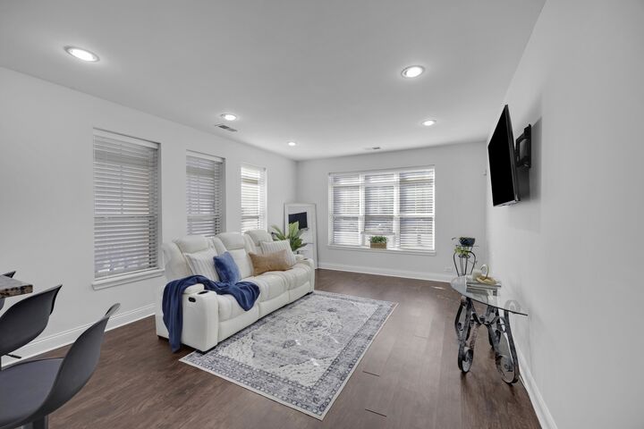 Property Photo: 3817 S Ellis Avenue 101 IL 60653