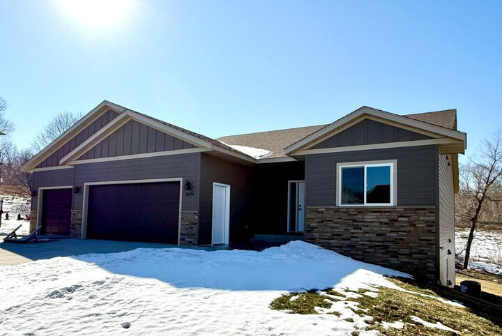 Property Photo:  2804 Oak Lawn Drive  MN 55057 