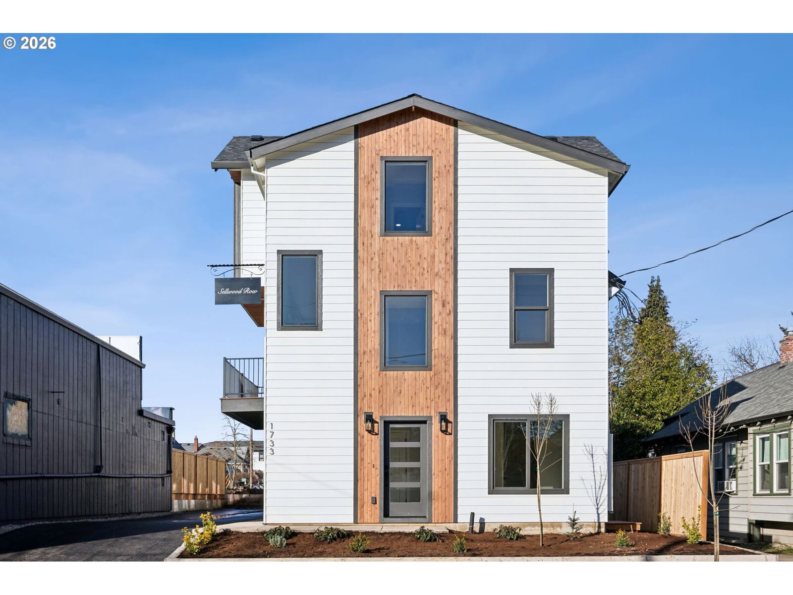 Property Photo:  1730 SE Sherrett St  OR 97202 