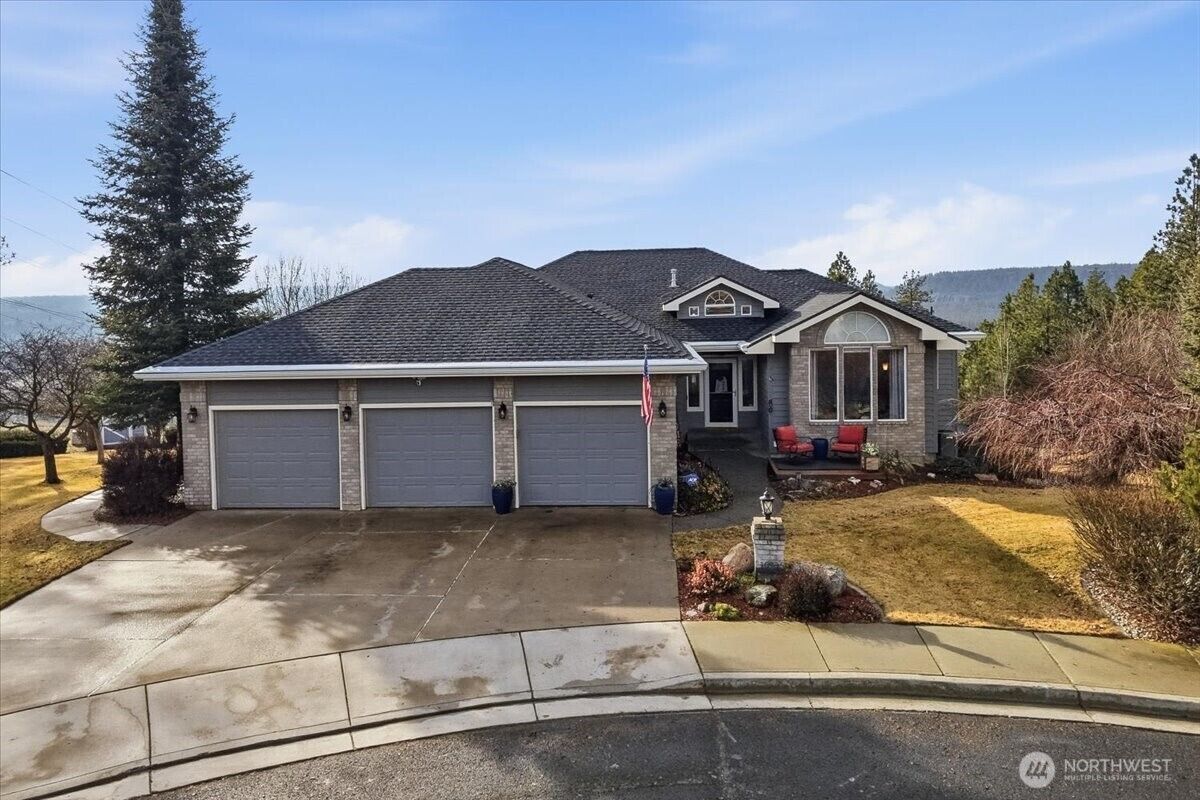 Property Photo: 10935 N Acoma Drive WA 99208