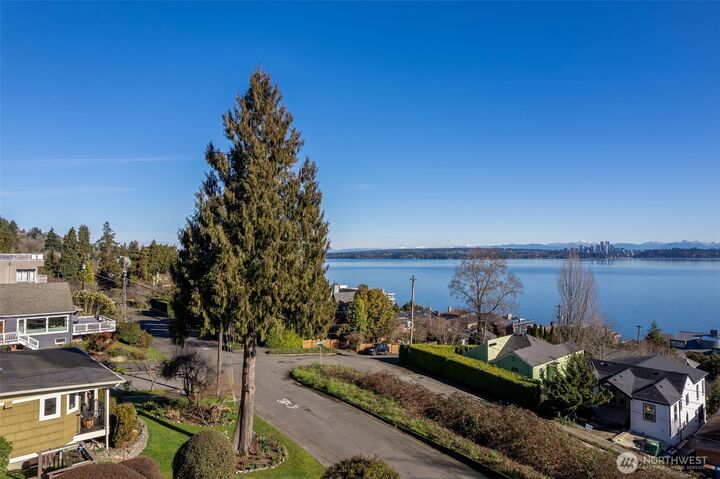 Property Photo:  913  Lake Washington Boulevard S  WA 98144 