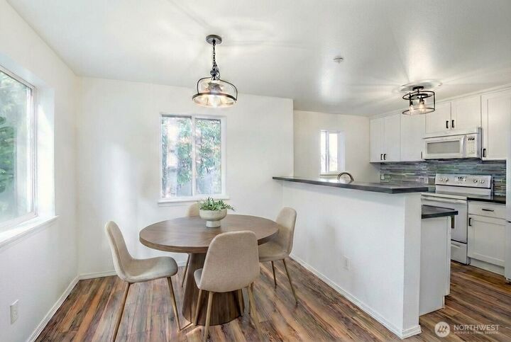 Property Photo:  595  Newport Way  NW D4  WA 98027 