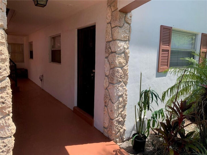 Property Photo: 206 SW 1st Street J-4 FL 33060