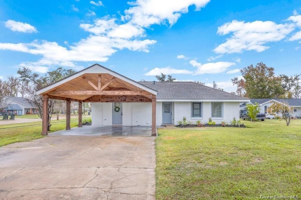 Property Photo:  616 W Claude Street W  LA 70605 