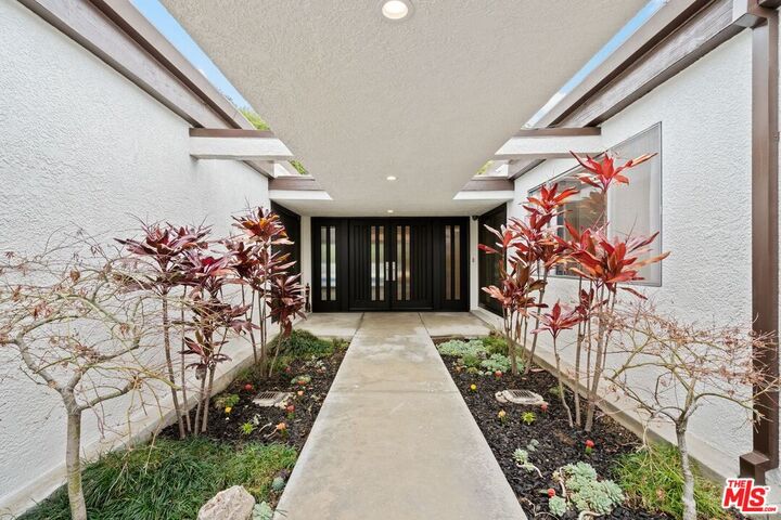 Property Photo:  3135 Chandelle Rd  CA 90046 