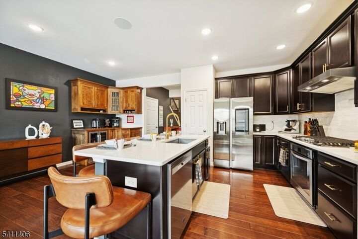 Property Photo:  33 Albert Ct  NJ 07869 