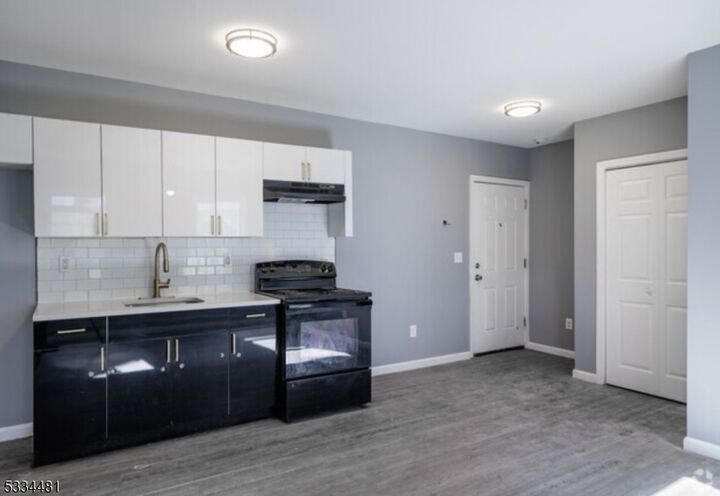 Property Photo:  48 Essex St 3R  NJ 07501 