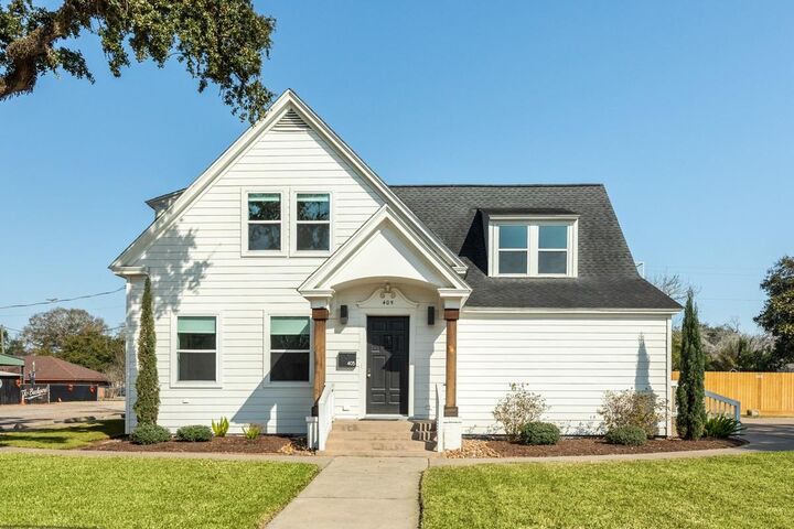 Property Photo:  405 E Mulberry Street  TX 77515 