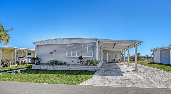 Property Photo: 522 Via Veneto FL 34285