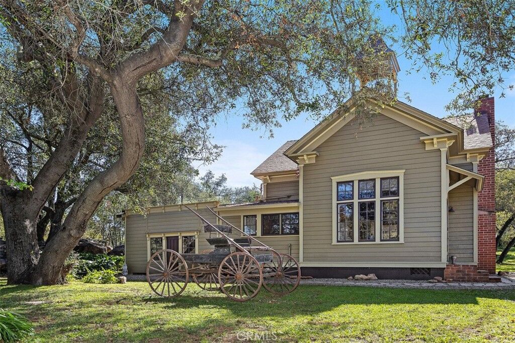 Property Photo:  1239 Rainbow Valley Boulevard  CA 92028 