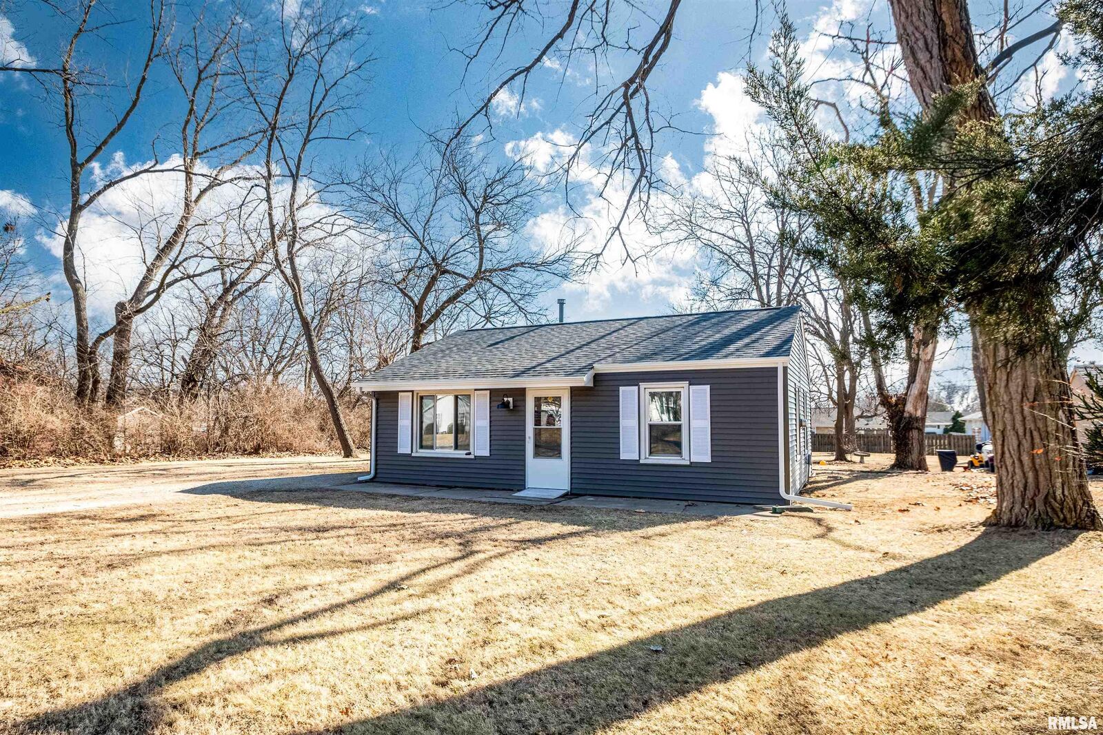 Property Photo: 1412 W Shenandoah Drive IL 61614