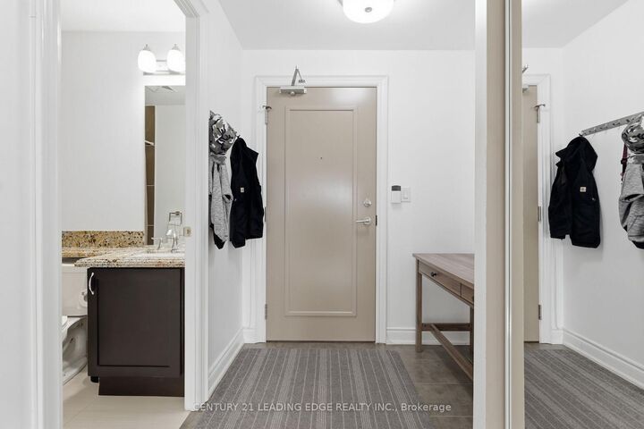 Photo de la propriété: 2396 Major Mackenzie Drive W 324 ON L6A 4Y1