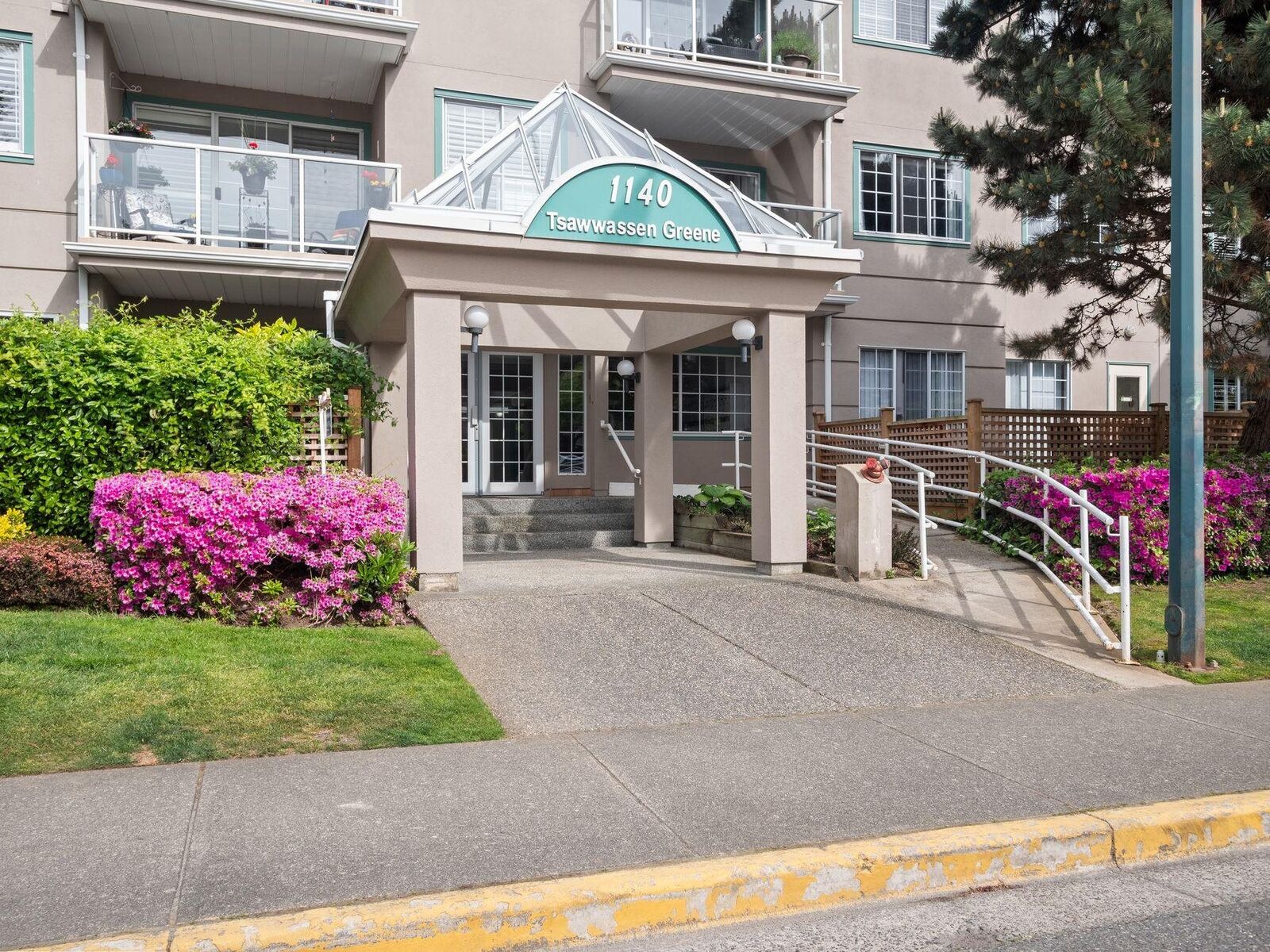 Property Photo: 1140 55 Street 204 BC V4M 3J8